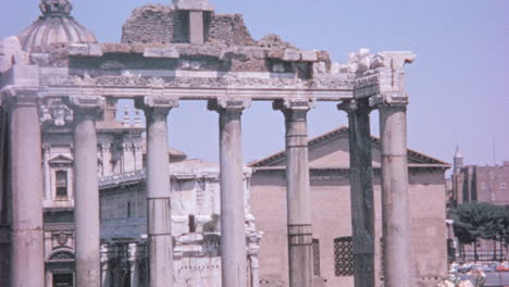 Menschen-Gehen-In-Den-1960er-Jahren-An-Den-Ruinen-Des-Saturntempels-In-Rom-Vorbei