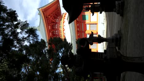 Silhouette-Von-Sich-Wiegenden-Ästen-Mit-Blick-Auf-Die-Große-Zentrale-Pagode-Bei-Strahlendem-Sonnenschein-Im-Hintergrund