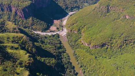 Fluss-In-Der-Mitte-Des-Canyons,-Luftaufnahme-Mit-Drohne