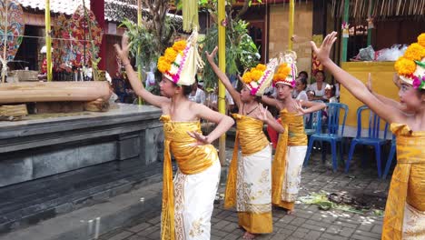 Balinesische-Mädchen-Tanzen-Choreografie-Rejang-Dewa-Indonesische-Aufführung-Bei-Der-Tempelzeremonie