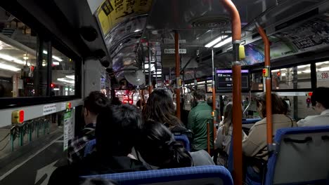 Gente-Sentada-En-El-Autobús-De-Transporte-Local-En-La-Ciudad-De-Kyoto-Esperando-En-El-Tráfico