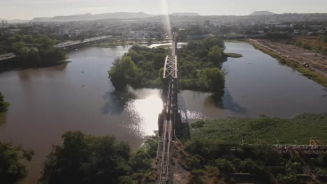 Puente-Negro-Se-Erige-Como-Una-Hazaña-Arquitectónica-Icónica-En-Culiacán,-Sinaloa,-México