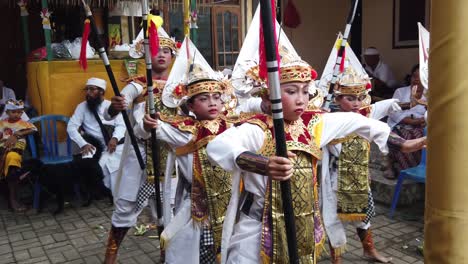 Jungen-Führen-Baris-Kriegertanz-Bei-Der-Bali-Tempelzeremonie-Auf,-Indonesische-Künste-Der-Hinduistischen-Religion,-Die-Speere-Tragen