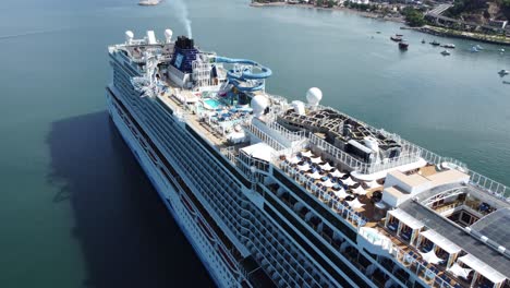 Das-Kreuzfahrtschiff-„Norwegian-Bliss“-Verlässt-Den-Hafen-Von-Mazatlan,-Mexiko