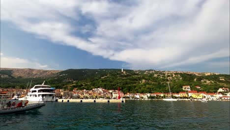 Zeitraffervideo-Aus-Kroatien,-Baska-Mit-Dem-Hafen,-Dem-Historischen-Stadtzentrum-Und-Einem-Hügel-Im-Hintergrund