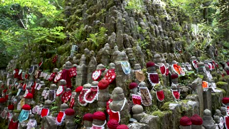 Estatuas-De-Jizo-Bosatsu-En-La-Roca-Piramidal-Del-Cementerio-De-Okunoin-En-Koyasan