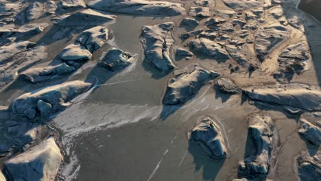 Laguna-Congelada-Junto-A-La-Salida-Del-Glaciar-Haoldukvisl-En-Vatnajokull,-Sur-De-Islandia---Disparo-De-Un-Dron