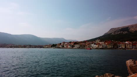 Timelapse-video-from-Croatia,-Baska-historical-centre-with-beach-and-passing-boats