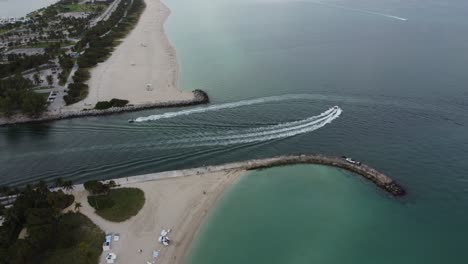 Aerial-View-Of-Speed-Boats-Racing-Across-The-Waterways-Of-Bal-Harbour-Village-In-Miami,-Florida