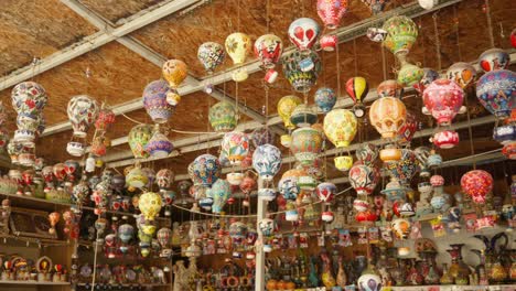 Coloridas-Lámparas-De-Luz-De-Vidrio-Turco-Puesto-En-El-Mercado-De-Souvenirs-Turísticos