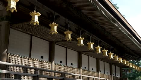 Reihe-Goldener-Hängelaternen-Vor-Der-Miedo-Halle-In-Koyasan