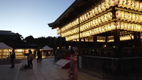 El-Santuario-Yasaka-Durante-La-Noche,-Lleno-De-Gente,-Gente-Caminando-Por-La-Plaza-En-Kioto.