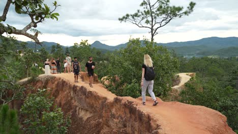 Touristen-Wandern-Durch-Die-Schlucht,-Die-Im-Norden-Des-Landes-Liegt