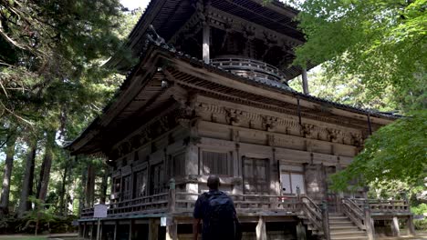 Vista-De-Esquina-De-La-Pagoda-Oeste-Kongobu-ji-Saito-En-Koyasan-En-Un-Entorno-De-Bosque-Sereno