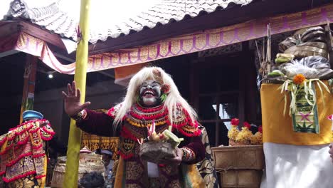 Maskierte-Tänzerin-Führt-Topeng-Sidakarya-In-Farbenfroher-Kleidung-Im-Bali-Tempel-Auf