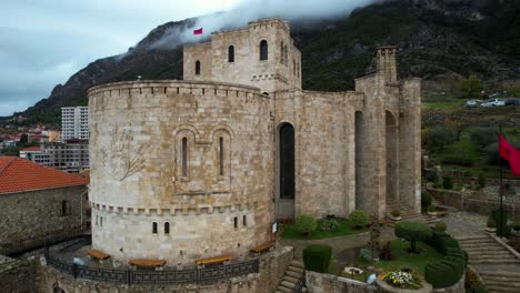 Steinfestungsmuseum-Des-Nationalhelden-Skanderbeg-In-Der-Burg-Kruja,-Albaniens-Historischem-Touristenjuwel