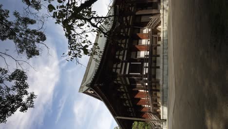 Blick-Auf-Die-Kondo-Halle-An-Einem-Sonnigen-Nachmittag-Mit-Dünnem-Baum-Im-Vordergrund-In-Koyasan