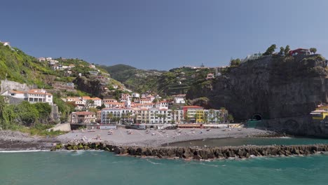 Hermosa-Playa-En-Ponta-Do-Sol,-Madeira