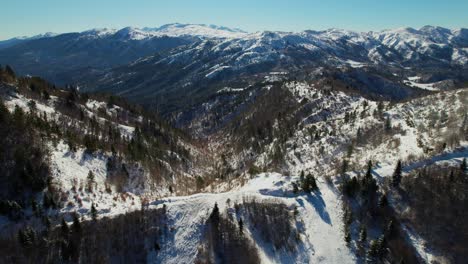 Paisaje-Invernal-En-Un-Paso-De-Montaña-Cubierto-De-Nieve,-El-Silencio-Prevalece-El-Frío-Manto-De-Serenidad-Blanca-De-La-Naturaleza