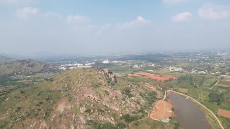 Ein-Luftvideo-Zeigt-Die-Außenbezirke-Von-Bengaluru-Und-Landwirtschaftliche-Flächen-In-Der-Nähe-Der-Beliebten-Nandhi-Hügel