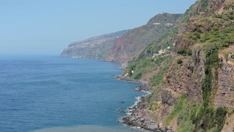 Felsklippe-An-Der-Küste-Der-Insel,-Beliebtes-Reiseziel-Auf-Madeira,-Portugal
