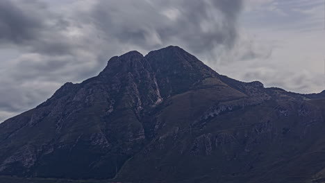 Im-Wunderschönen-Sizilien,-Italien,-Liegt-Ein-Beeindruckender-Berg,-Der-Einen-Faszinierenden-Anblick-Bietet,-Und-Die-Anmutige-Bewegung-Der-Wolken-über-Den-Himmel-Schafft-Eine-Atemberaubende-Landschaft,-Die-Einen-Eindruck-Hinterlässt