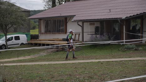 Kamerafahrt-Von-Athleten,-Die-Am-Ende-Des-Festival-Des-Templiers-Laufen