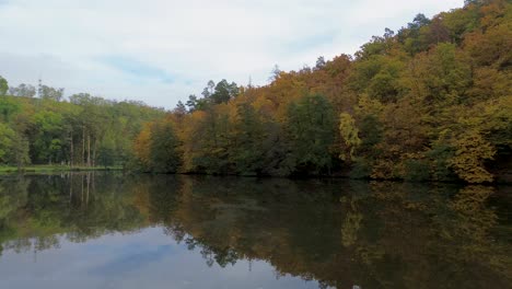 Blick-Von-Der-Wasseroberfläche-Auf-Die-Herbstlandschaft-Am-Teich
