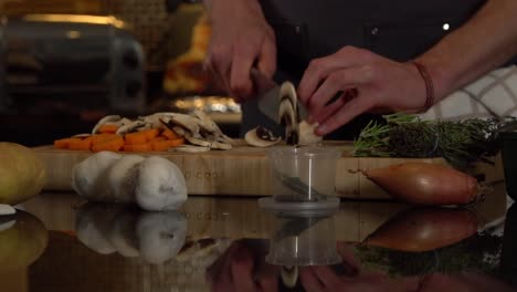 Kochkunst:-Gekonntes-Schneiden-Von-Pilzen-Durch-Den-Küchenchef-Auf-Einem-Mit-Gemüse-Gefüllten-Brett