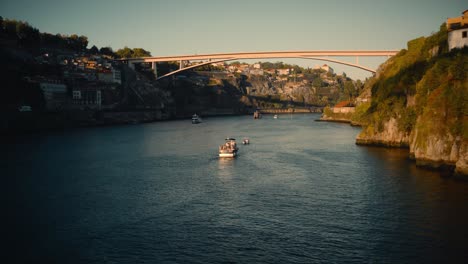 Kleine-Ausflugsboote-Im-Fluss-Bei-Sonnenuntergang,-Hobbys-Und-Freizeit