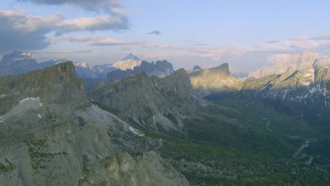 Espectaculares-Picos-Montañosos-En-La-Cordillera-De-Los-Alpes-Dolomitas-De-Italia,-Paisaje-Aéreo