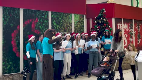 Un-Coro-Multicultural-De-Personas-Cantando-En-Dublín-Mostrando-El-Espíritu-Navideño.