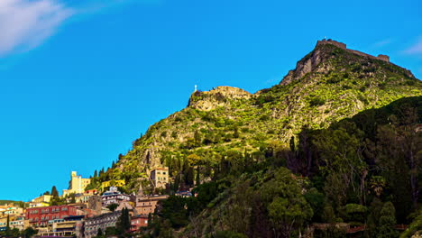 Un-Impresionante-Time-lapse-De-La-Ciudad-Espera-A-Los-Visitantes-En-Una-Fortaleza-En-La-Cima-De-Una-Colina-En-Sicilia,-Italia,-Con-Una-Increíble-Vista-Panorámica.