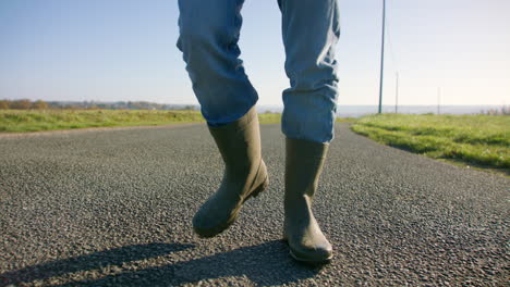 Wandern-Mit-Grünen-Schlauchbooten,-Von-Gras-Umgebener-Landweg