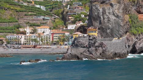 Ponta-Do-Sol-Pier,-Malerischer-Ort,-Madeira,-Portugal