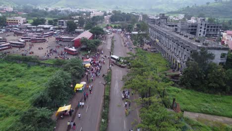 Menschenmenge,-Die-Zur-Bushaltestelle-Der-Regierung-In-Der-Ländlichen-Stadt-Indiens-Geht
