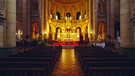 Dolly-Hacia-El-Altar-De-La-Eucaristía-En-La-Iglesia-De-Los-Sacramentinos,-Patrimonio-De-Santiago-De-Chile