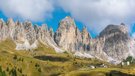 Zeitraffer-Der-Dolomiten-Italien,-Bergrücken-Pizes-De-Cir