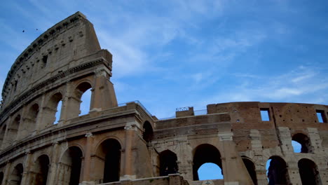 Vista-De-Cerca-Del-Coliseo-De-Roma-En-Roma,-Italia