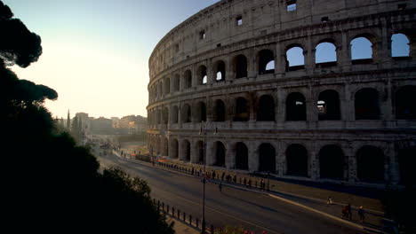 Coliseo-De-Roma-Y-Calle-Concurrida-De-Roma,-Italia