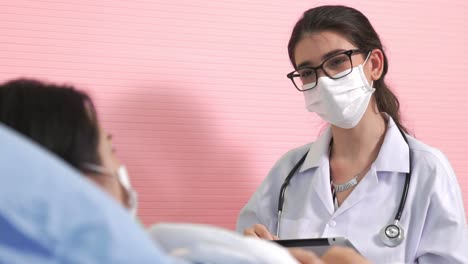 Der-Arzt-Mit-Gesichtsmaske-Spricht-Kompetent-Mit-Dem-Patienten-Auf-Der-Krankenstation