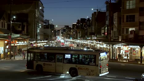Autobús-Local-De-Kioto-Girando-Hacia-La-Calle-Shio-Dori-En-Gion-Por-La-Noche