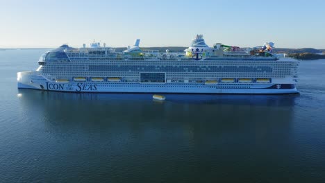 El-Crucero-Más-Grande-Del-Mundo,-Icono-De-Los-Mares,-Durante-Las-Segundas-Pruebas-En-El-Mar-En-El-Archipiélago-Finlandés-Al-Amanecer.