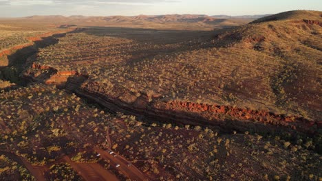 Vista-Aérea-Sobre-El-Desfiladero-De-Dales-En-Karijini-Al-Atardecer-En-Australia-Occidental