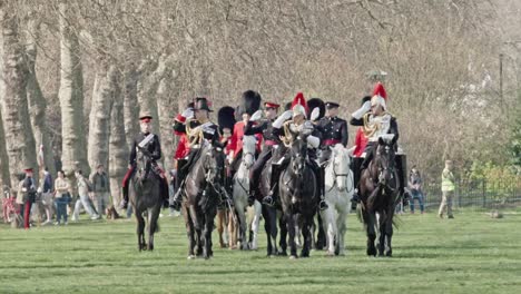 Die-Haushaltskavallerie-Wird-Bei-Der-Jährlichen-Inspektion-Des-Generalmajors-Ausgestellt