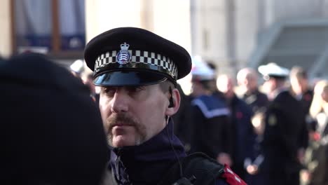 Nahaufnahme-Eines-Polizeibeamten-Aus-Essex,-Der-Am-Tag-Des-Waffenstillstands-In-London,-Großbritannien,-Wache-Am-Kenotaph-Steht