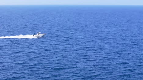 Die-Drohnenverfolgung-Folgt-Einem-Fischerboot,-Das-Draußen-Auf-Dem-Meer-über-Das-Offene-Wasser-Des-Karibischen-Ozeans-Hüpft