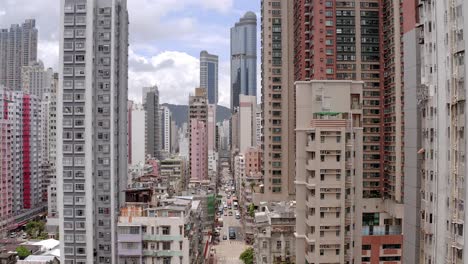 Esta-Toma-Revela-El-Bullicioso-Paisaje-Urbano-De-Hong-Kong-Con-Rascacielos,-Edificios-Residenciales-Gigantes-Y-Carreteras-Muy-Transitadas.