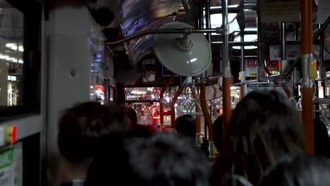 Innenansicht-Des-Geschäftigen-Lokalen-Kyoto-Busses-Bei-Nacht,-Japan