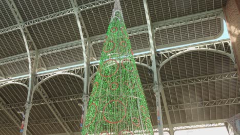 Detail-Des-Weihnachtsbaums-Am-Markt-Colon-In-Valencia,-Spanien
